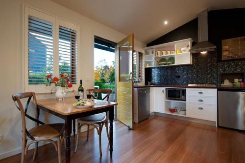 Piccolo Cosy Cottage with views