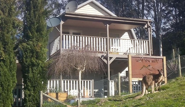 Pinnacle View Lodge or Treetops Lockoff Apartment in Merrijig at base of Mt Buller
