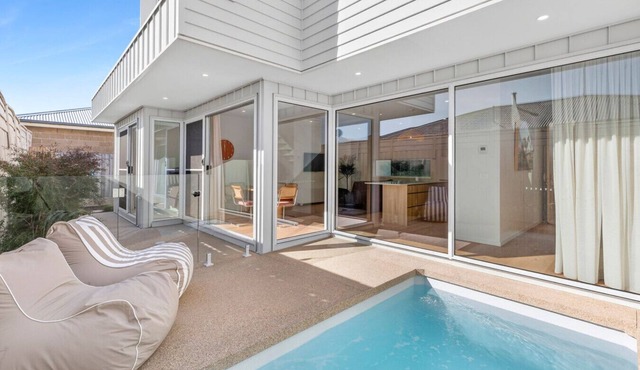 Pool House on The Avenue, Central Ocean Grove, Brand New, Heated Pool, Aircon, Luxury, Sleeping 8