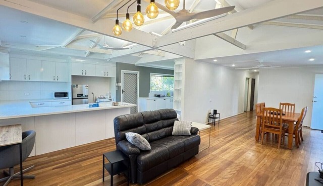 Pool House with free parking and air conditioning