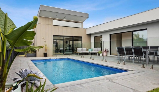 Poolside Haven: Relax by the Beach