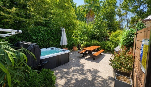 Porters Cottage Garden | Hot Tub Pet Friendly Walk to Dean Street