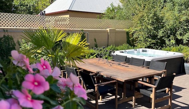 Porters Cottage Oasis | Hot Tub Pet Friendly Walk to Dean Street