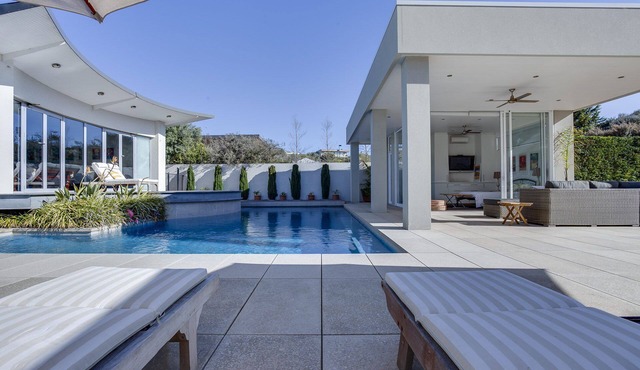 PORTSEA PERFECTION, EXQUISITE POOL, TENNIS COURT, LUXURIOUS & OPULENT.