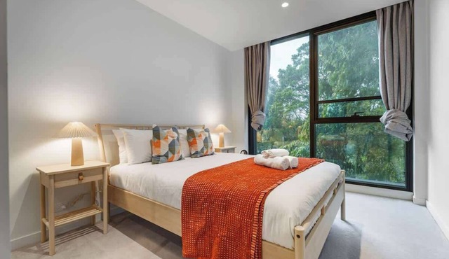 Premium South Melb 2 Queens + Study, Tram at door