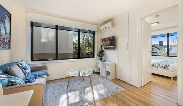 Prime Location 1 Bedroom Apartment near MCG with Parking