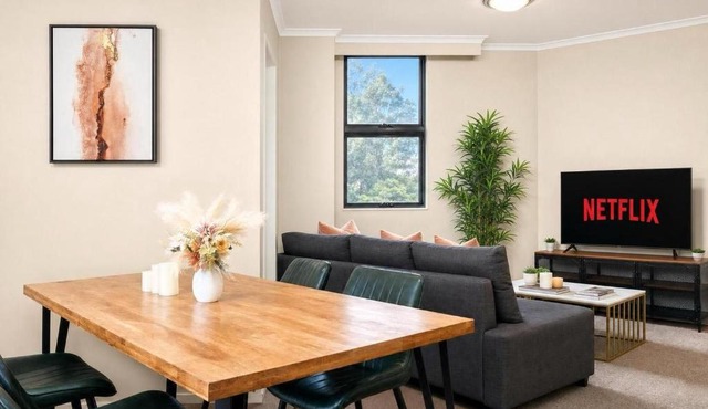 Prime Sydney 3BR - Pool,Gym 2 Parking with Balcony