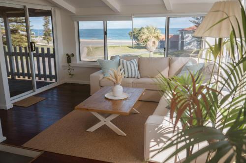 Princes Beach Cottage, sea views, BBQ & fireplace