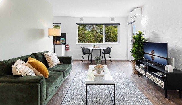 Pristine 1-Bed Unit Moments from Royal Park