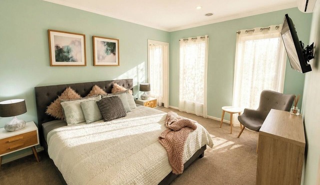 Private 1BR Retreat with Ensuite and Kitchenette