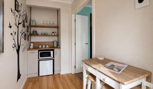 Private 1BR Retreat with Ensuite & Kitchenette