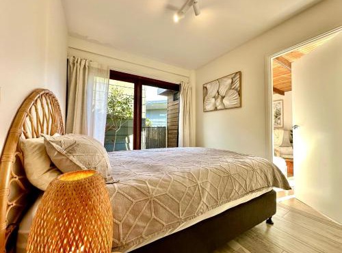 Private Access Retreat 1 Queen Bedroom w Stunning Pool and Ocean Views