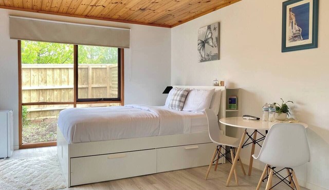 Private Guest Suite near Westfield Shopping Mall