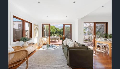 Private Manly Suite, Walk to Beach & Wharf