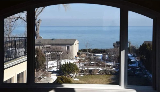 Private Ontario Lakefront Estate House - Indoor Heated Pool - Near everything in Grimsby
