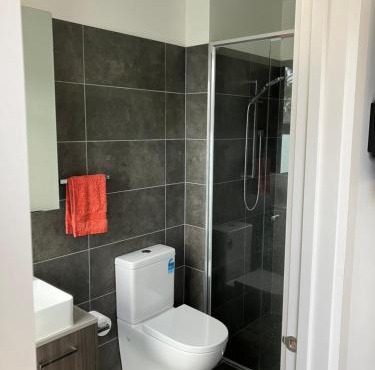 Private Room & Ensuite, in hosted-shared Modern 2 bedroom Apartment - full use of all home facilities