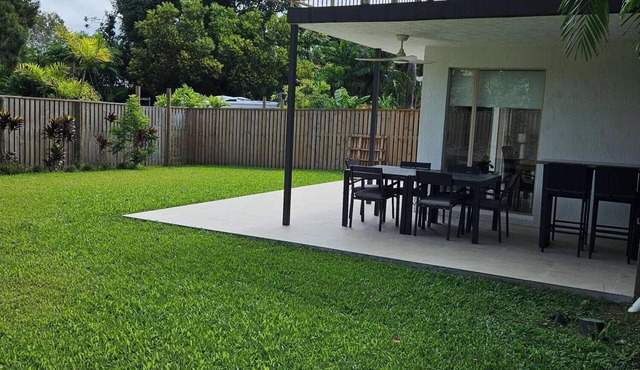 Private Villa with large fenced courtyard garden, close to St Crispins Cafe.