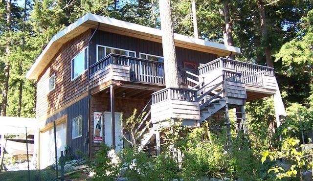 Private waterfront cottage on Malaspina Strait with easy access to town/trails in Powell River