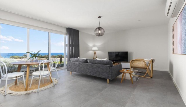 Puesta de Sol Apartment by Wine Coast Holidays