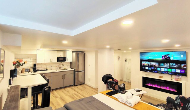 Pvt Studio near Fairway Mall & Waterloo Airport. Downtown in few minutes in Kitchener