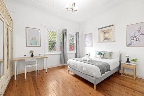 Quaint Double Room - Seconds to Shops & Eateries - Shared Bathroom in Sydney