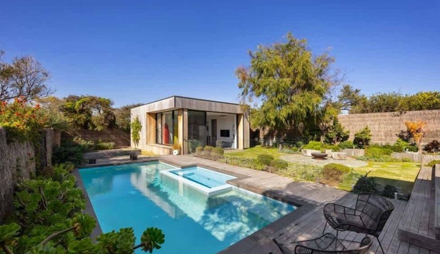 Quay-Walk to beach Gas Heated Pool, Spa Trampoline