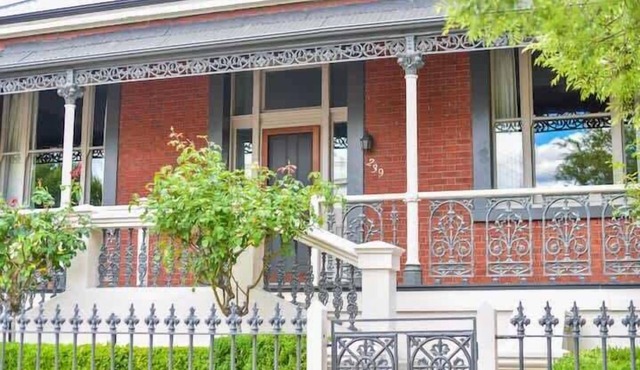 Queen on Charles 4BR Large Luxury Home