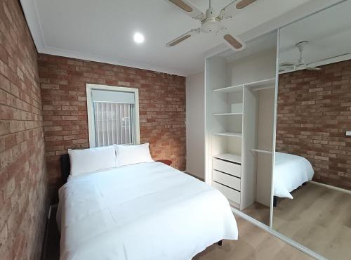 Queen Room in Spacious Merrylands House - NM5