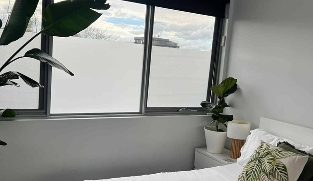 Quiet 1 Bedroom 1 Bathroom plus Study Close to Hospitals and shops