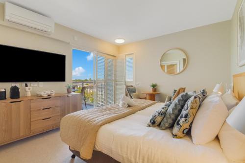 Quiet Apartment in Salt Beach Resort by uHoliday - 2BR, 1BR and Hotel Room configurations available