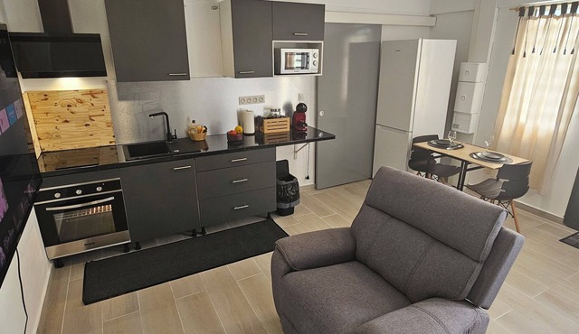 Quiet, comfortable studio 1 min from downtown