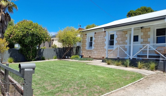 Quirky Pet friendly Historic Railway Cottage. Centre of town!