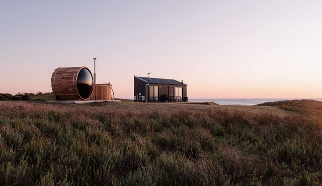 Red Rock Hut - oceanfront tiny house on King Island with hot tub and sauna