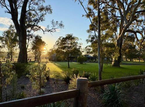 Redbank Retreat - Stylish Farm Stay king master suite one-acre private property