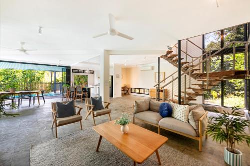 Reef Villa - A Sprawling Waterfront Oasis