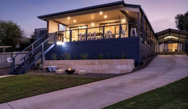 Relax on the deck, overlooking beautiful Boston Bay! Bring the kids & the dog!
