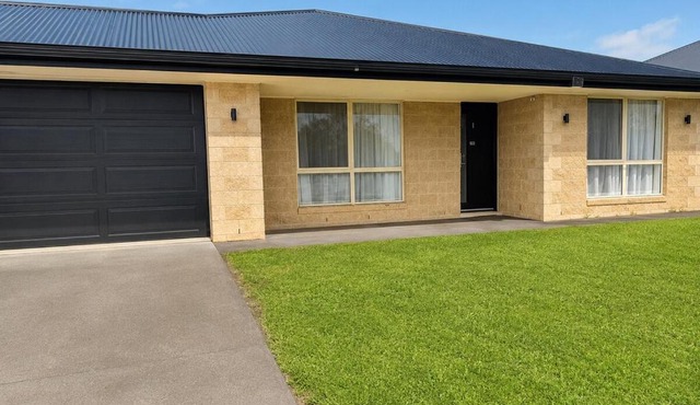 Relaxed Mount Gambier home with backyard