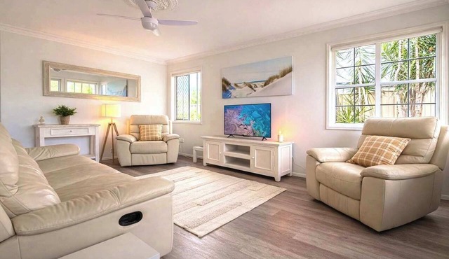 Relaxing 2BR Getaway: Nespresso, WiFi & Parking in Runaway Bay