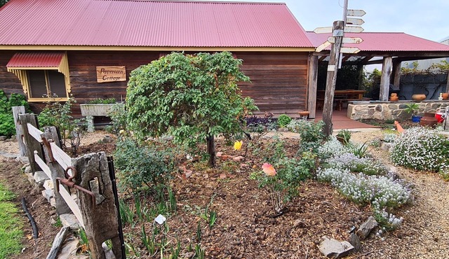 Relaxing romantic cottage getaway with a 5 minute walk to beach and cafes