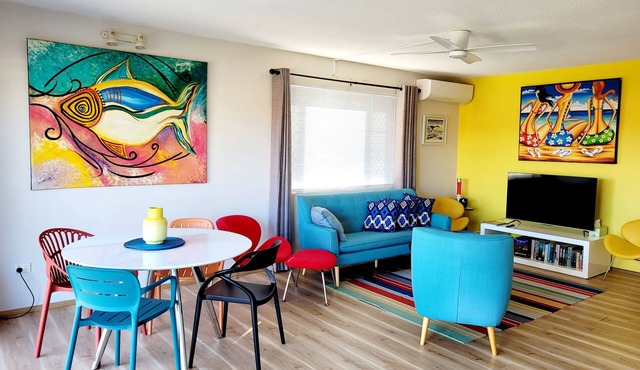 Retro Metro - great location, walk to town and main beach!