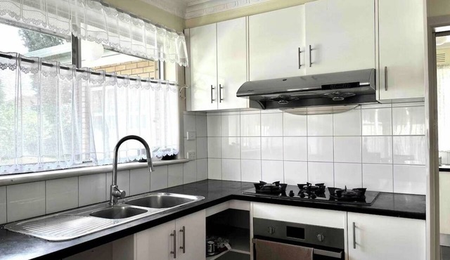 Ringwood 4BR House near Eastland + Parking