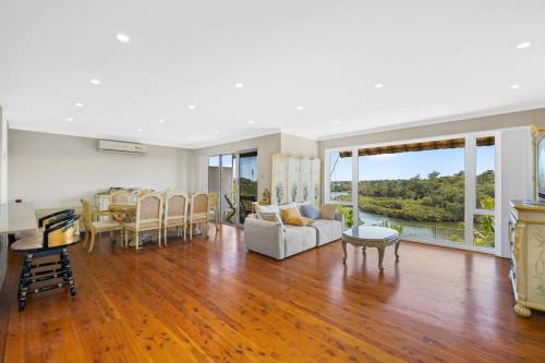 River View Oasis: Spacious 3-Bed House with Pool