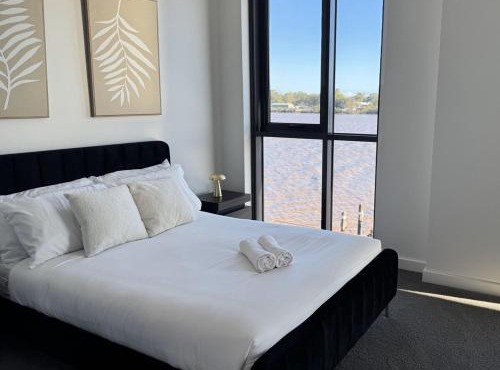 Riverfront Luxe 2Bed Pool Parking in Brisbane
