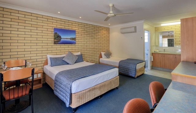 Riverland Motor Inn & River's Restaurant