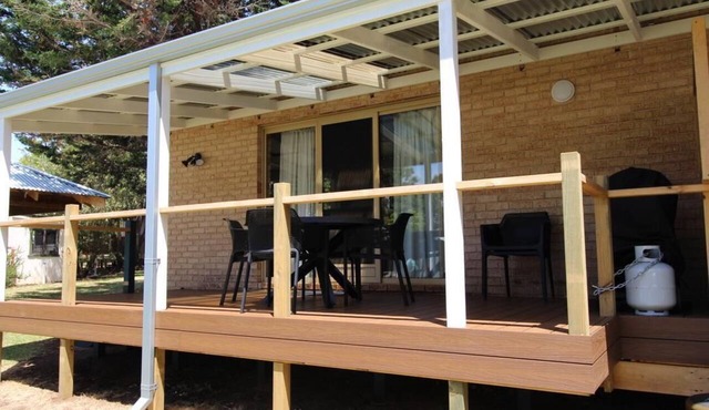 Riverscape Cottage No.6 - Riverscape - unit 6 with views over the Blackwood River and cosy fire place