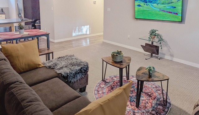 Riverside Retreat: 2 Bed 1 Bath Guesthouse in Highlands with workspace! in Edmonton