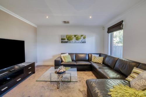 Rivervale Retreat - Spacious Family Living