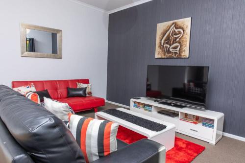 Riverview- Modern 3 Bedroom sleeps 2-8