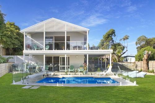 Riverview Retreat - Pool - Sleeps 8 By HostyCo