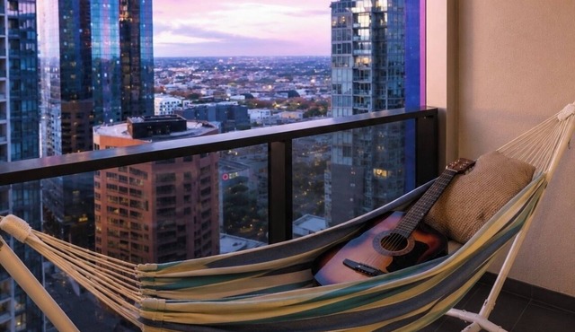 Romantic 2BR CBD APT W/Pool, Sauna, and Gym
